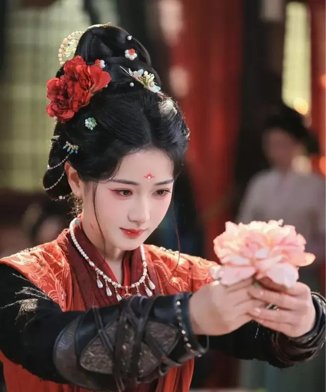 红果短剧女演员人气榜更新：孟娜以813万指数登顶 现场图