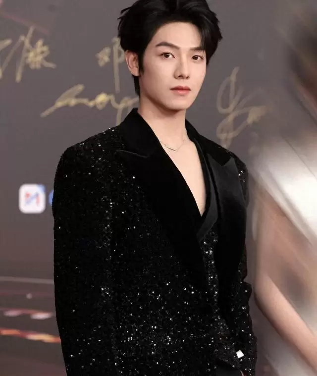 张翅登顶短剧十大男神榜首，曾辉跌至第十位 情报图