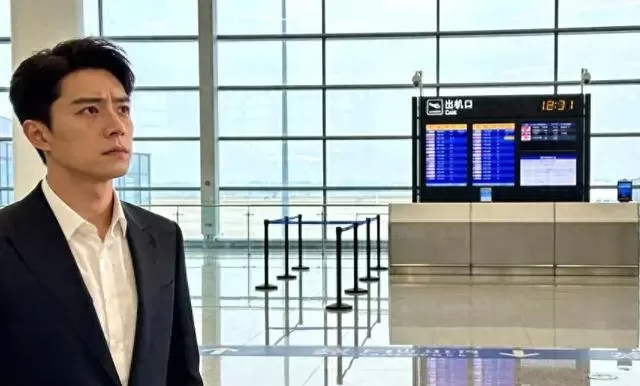 姜远机场遭母亲沈清舟带保镖围堵，旧机械表成关键信物 情报图