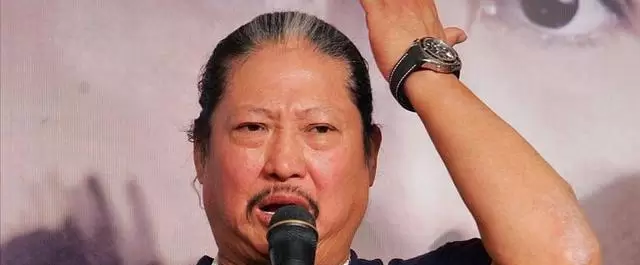 洪金宝金像奖获终身成就奖，拄拐登台致敬李小龙林正英 资讯配图