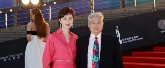 洪金宝金像奖获终身成就奖，拄拐登台致敬李小龙林正英 现场图