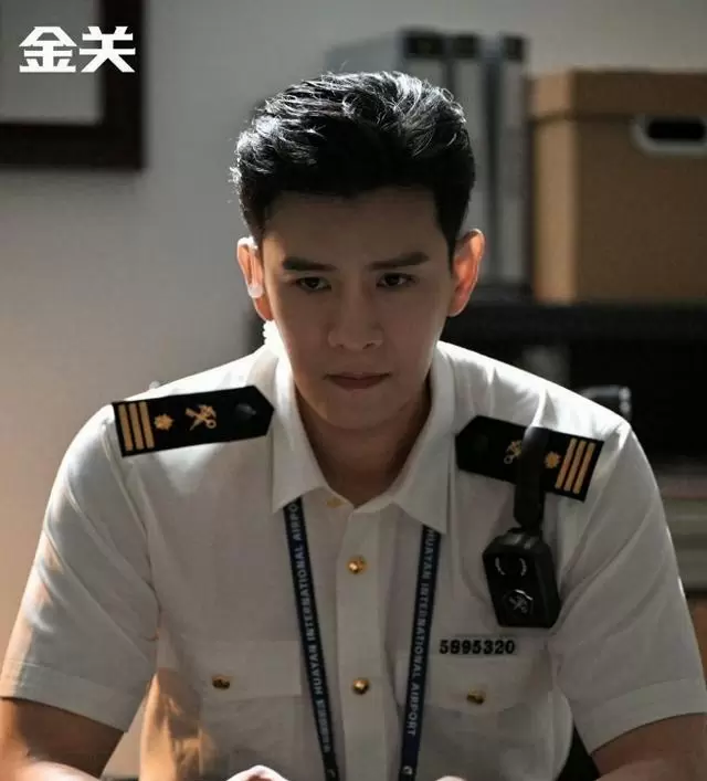 付曼时隔7年回归央视《金关》饰演沈桃桃：从“笔仙校花”到民航一线“最美乘务长” 资讯配图